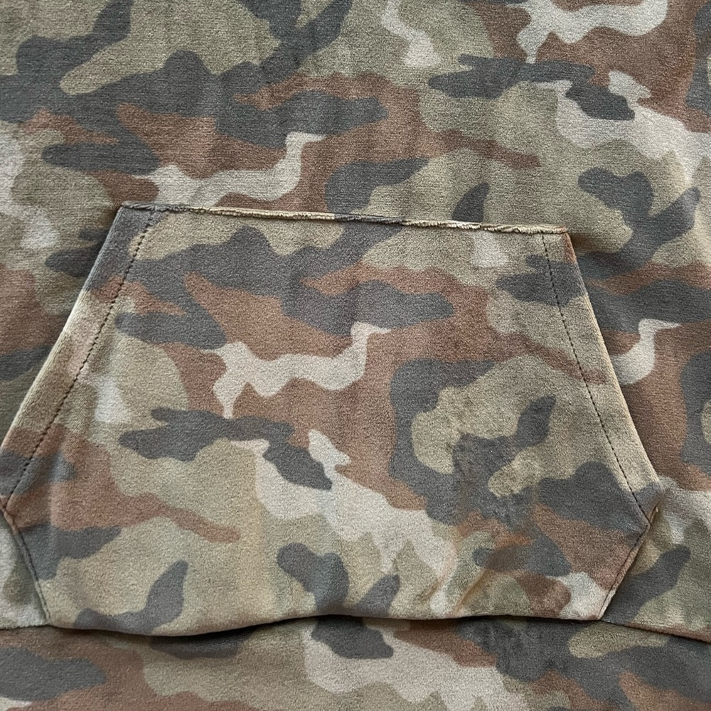 Cropped Camo Velvet Hoodie - Picture 5 of 9